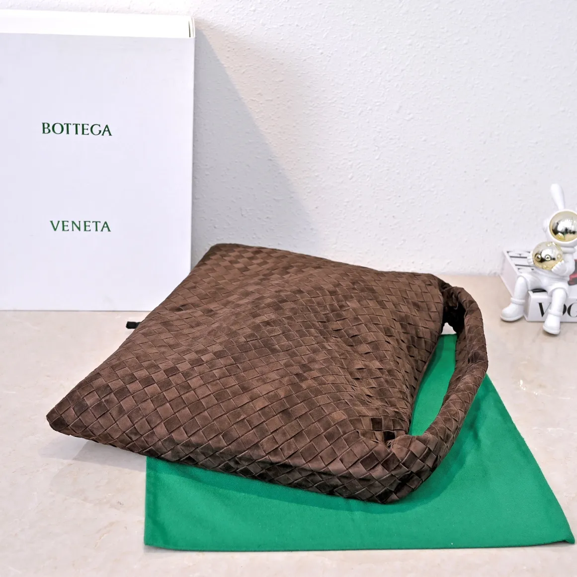 Batch 2160 #Bv Yangjin large size HOP cowhide, the bag body and handles are made of a whole piece of woven leather. The bag body is soft and lazy. Hop symbolizes the praise of innovation and eternal craftsmanship [love]. The pyramid silhouette combines practicality and fashion. Modern and casual, the bag mouth is double-sided closed design, more convenient and safe! Made of soft cowhide and full of texture, this is a must-have for fashionable ladies who like minimalism, comfort and casualness! Model: 3970 Dimensions: 54x24x13